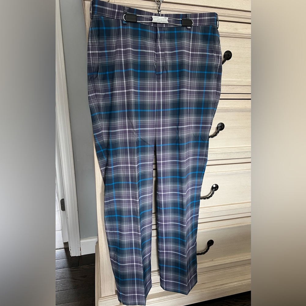 Men’s 34x32 Nike dry fit plaid golf pants.